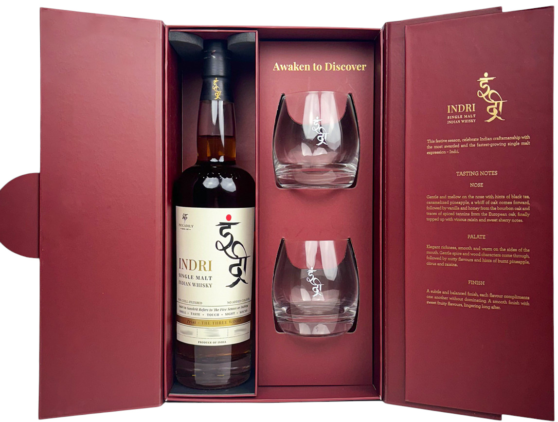 indri_set Indri Trini The Three Wood Indian Single Malt Geschenkset mit 2 Gläsern 46% vol.